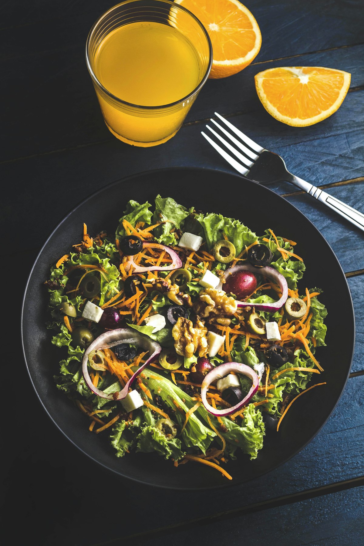 Salade fraîche équilibrée accompagnée de jus